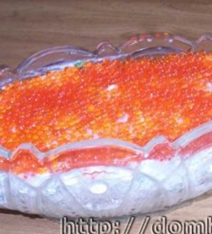 Рецепт царского салата с красной икрой и креветками для праздничного стола