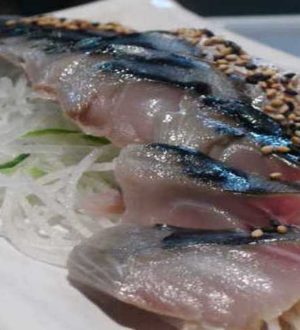 Как вкусно замариновать скумбрию с луком и яблочным уксусом в домашних условиях