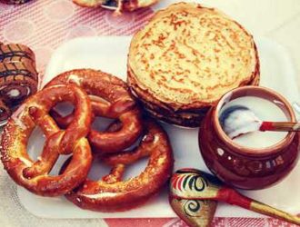 Простые рецепты: блины на молоке и кефире с дырочками