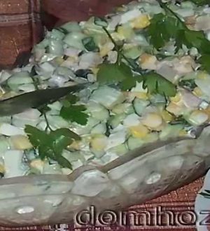 Простой рецепт вкусного салата с кукурузой и свежим огурцом