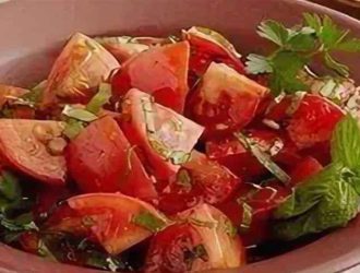 Очень вкусные маринованные помидоры быстрого приготовления дольками с чесноком