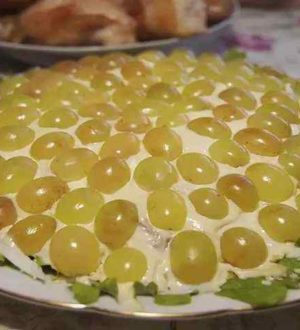 Салат с копченой курицей и грибами слоями