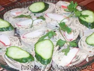 Простой рулет из лаваша с крабовыми палочками, майонезом, кукурузой и зеленью