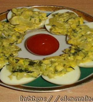 Простой рецепт фаршированных яиц с луком и желтком