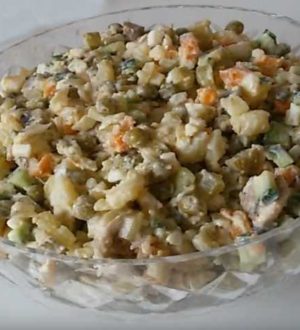 Простой рецепт салата оливье с курицей и маринованными грибами