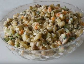 Простой рецепт салата оливье с курицей и маринованными грибами