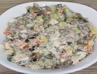 Салат оливье с копченой колбасой и свежим огурцом